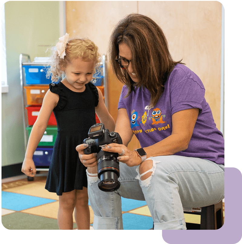 SRP photographer showing her photo to a toddler